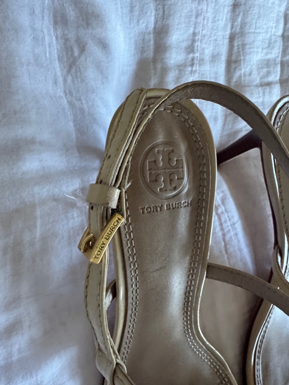 Tory Burch Beige Leather T-Strap Sandals with Gold Logo - Picture 7 of 10